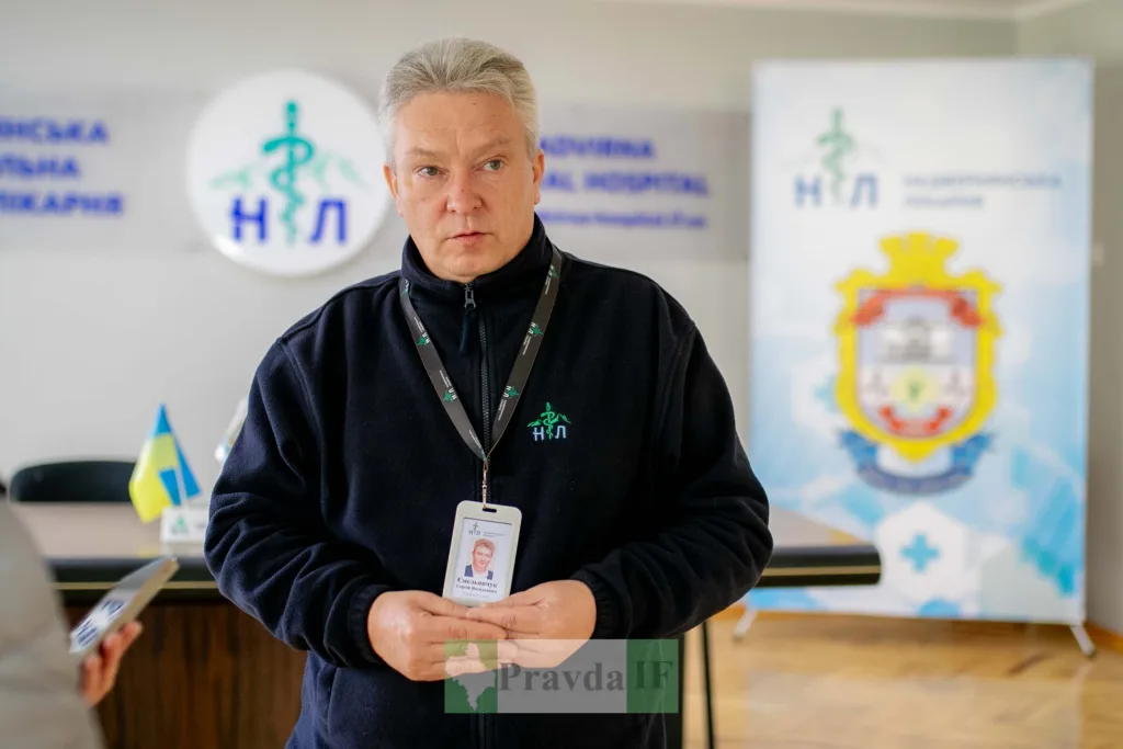 Працівник лікарні під час інтерв'ю у медзакладі