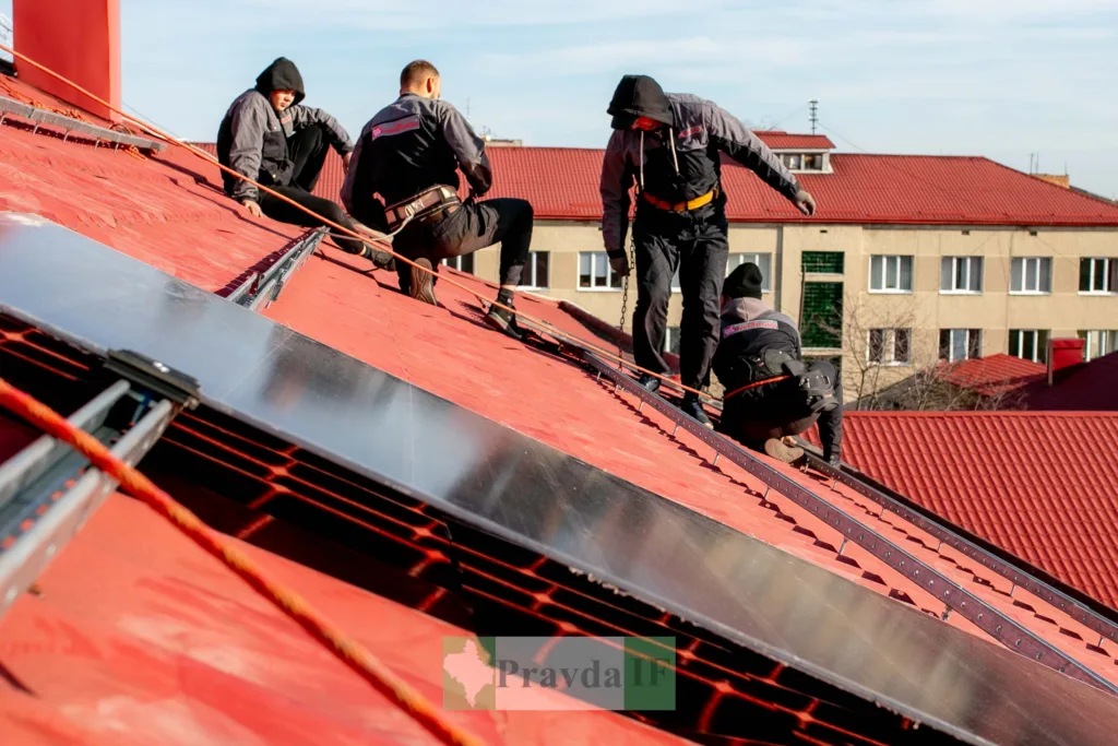 Монтаж сонячних панелей на червоному даху