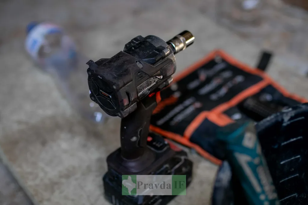 Акумуляторний гайковерт на робочому столі