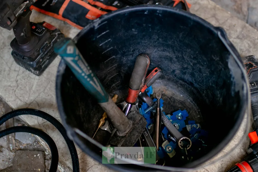 Відро з будівельними інструментами та гайковими ключами