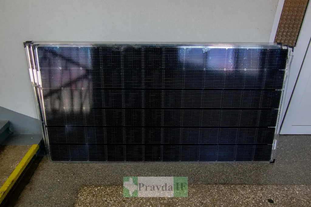 Сонячна панель у приміщенні біля стіни