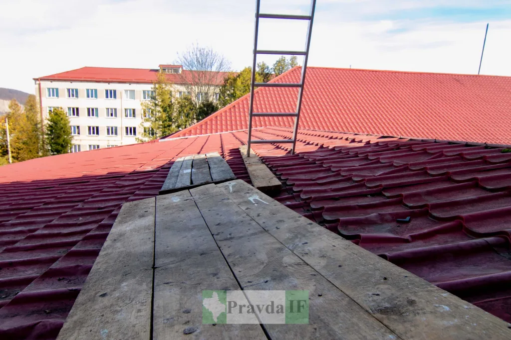 Ремонт даху з червоної металочерепиці