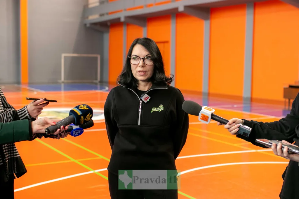 Жінка дає інтерв’ю у спортивному залі