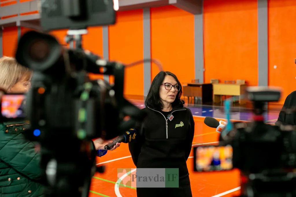 Жінка дає інтерв’ю у спортивному залі