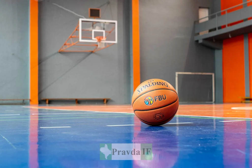 Баскетбольний м'яч на спортивному майданчику