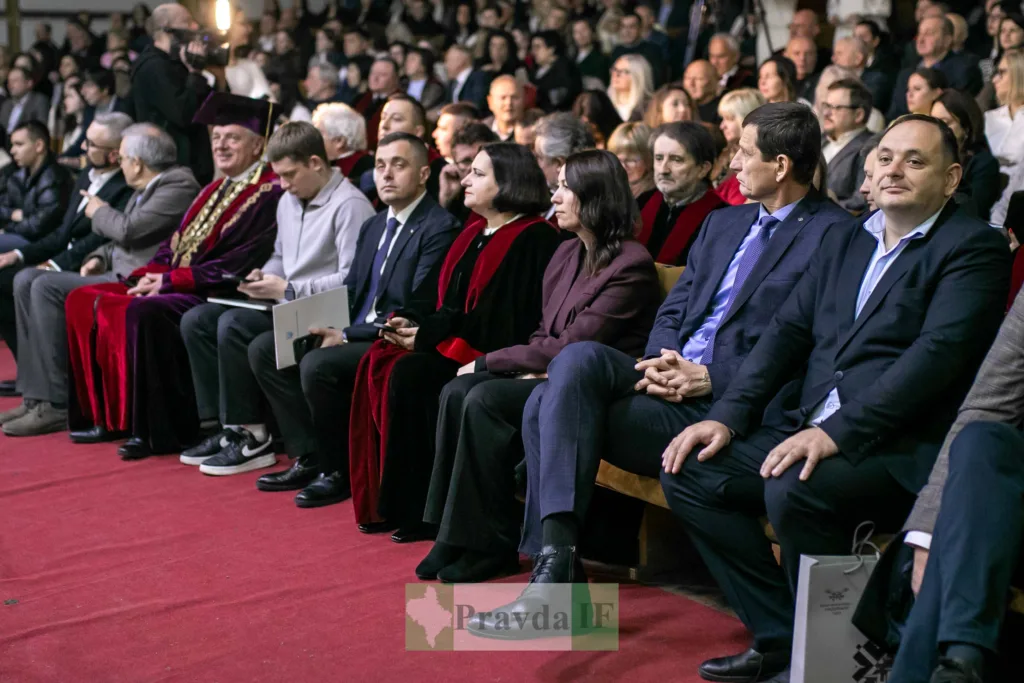 Урочистий захід з почесними гостями та аудиторією