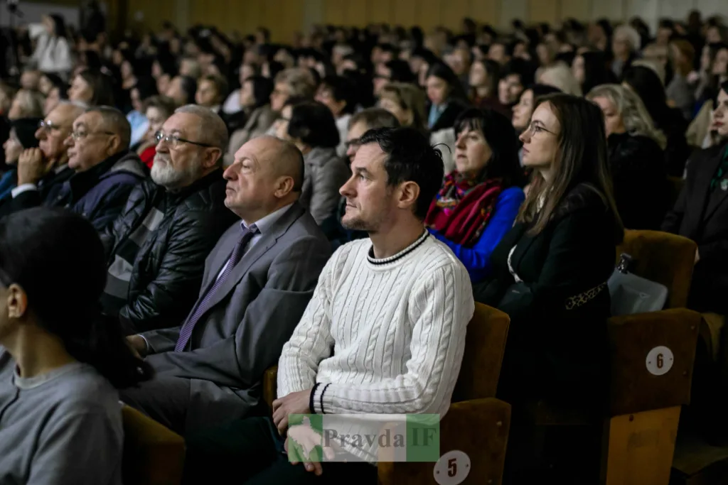 Люди слухають виступ у конференц-залі