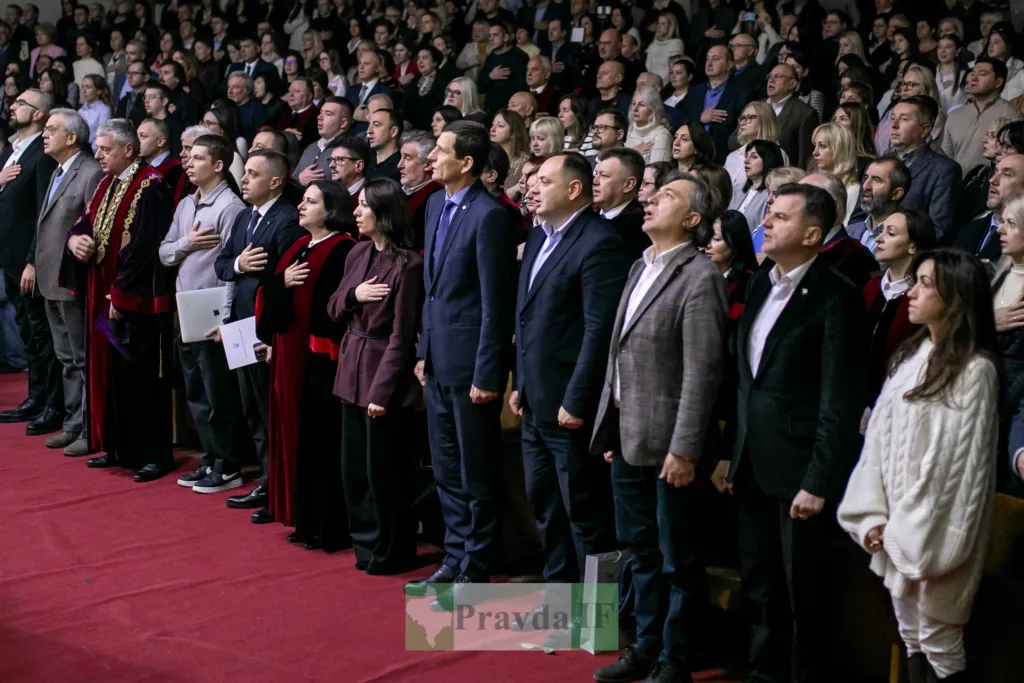 Урочистий захід з великою кількістю учасників