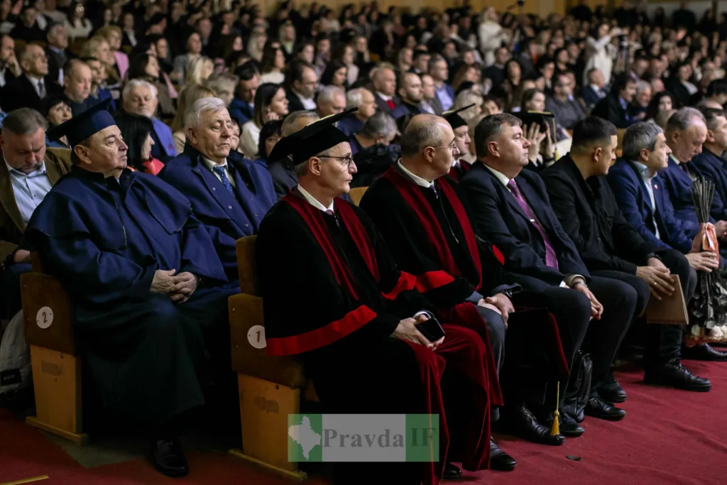 Урочиста академічна церемонія в університеті