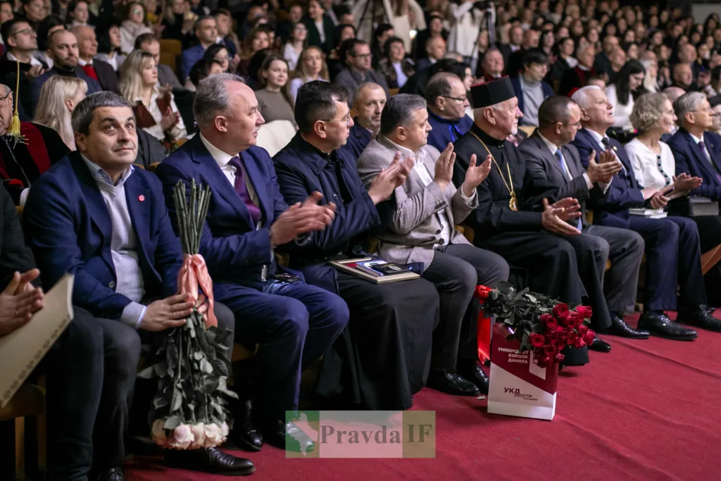 Глядачі аплодують на урочистому заході в залі