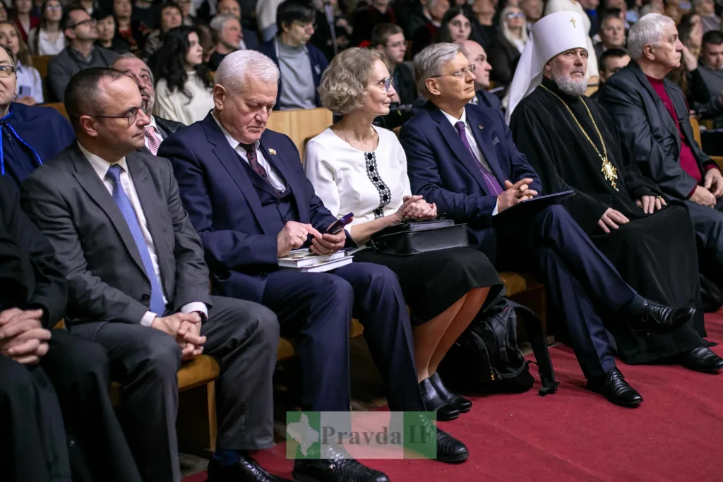 Люди сидять у залі на офіційному заході