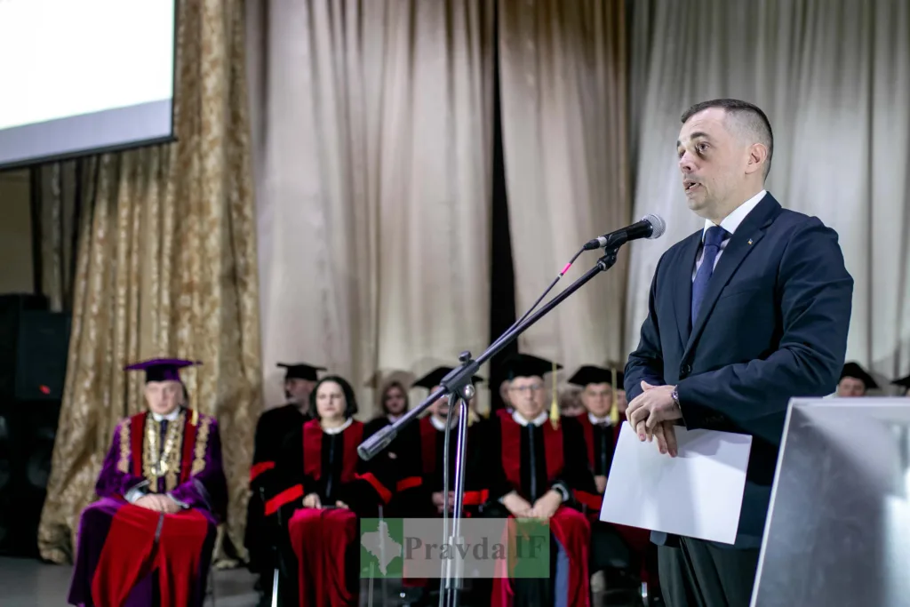 Чоловік виступає на урочистій академічній церемонії