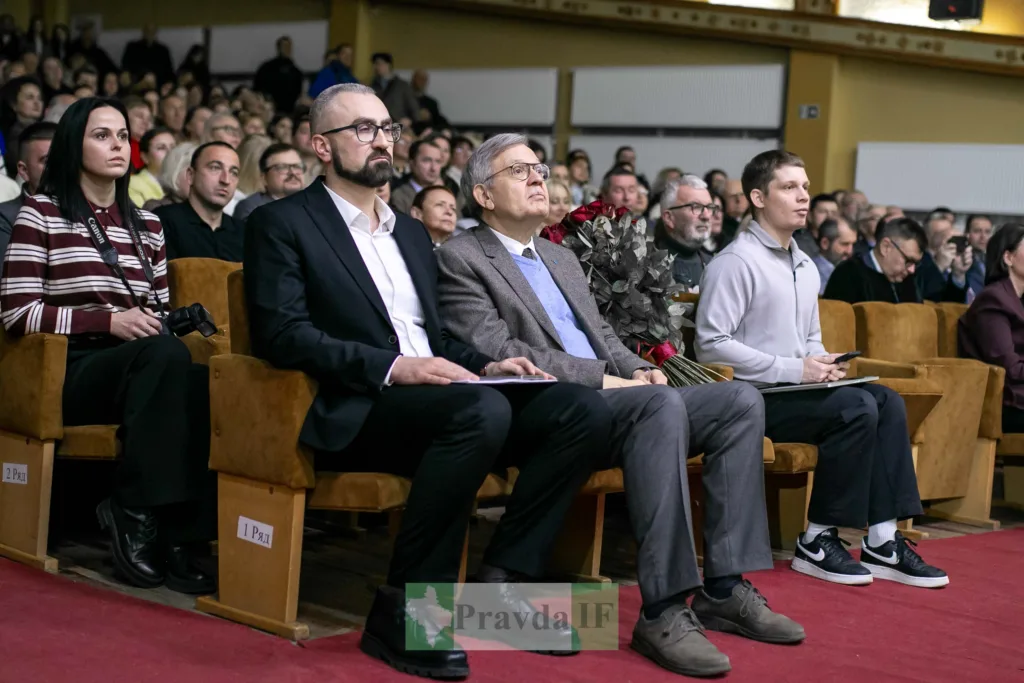 Люди сидять у залі на публічному заході