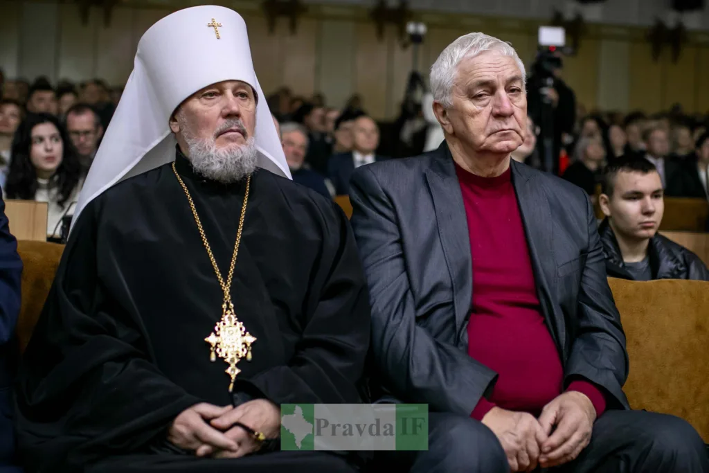 Священник та чоловік на публічному заході