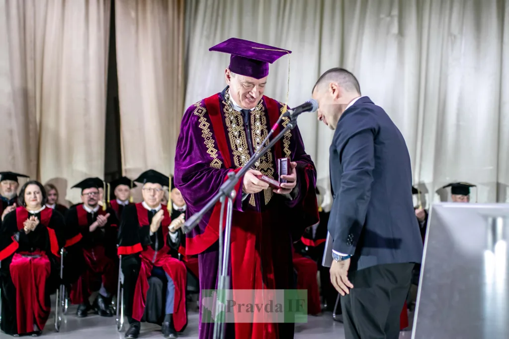 Церемонія вручення нагороди в університеті