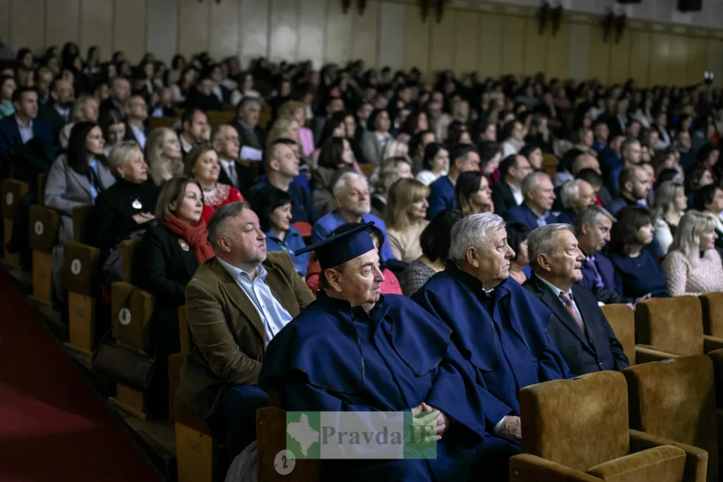 Люди на урочистому заході в актовій залі