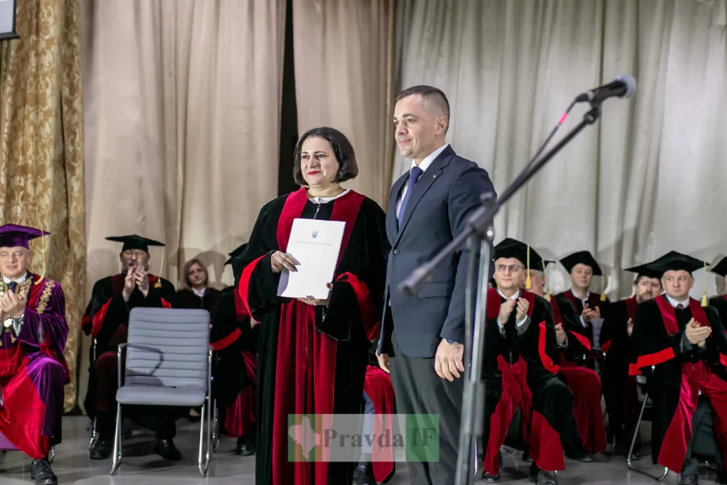 Урочисте вручення диплома в університеті