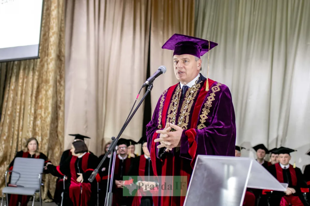 Ректор промовляє на університетській церемонії випуску