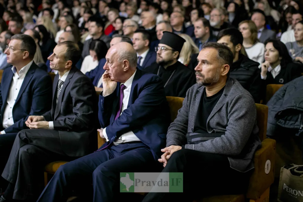 Люди сидять на урочистому заході в аудиторії