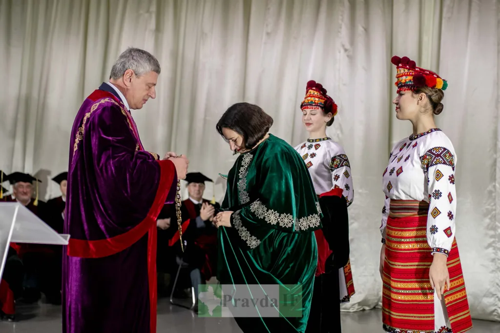 Урочиста церемонія з традиційними українськими костюмами