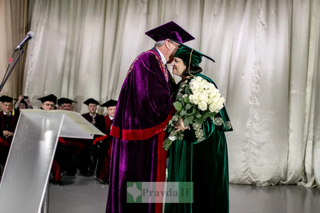 Вручення квітів під час університетської церемонії випуску