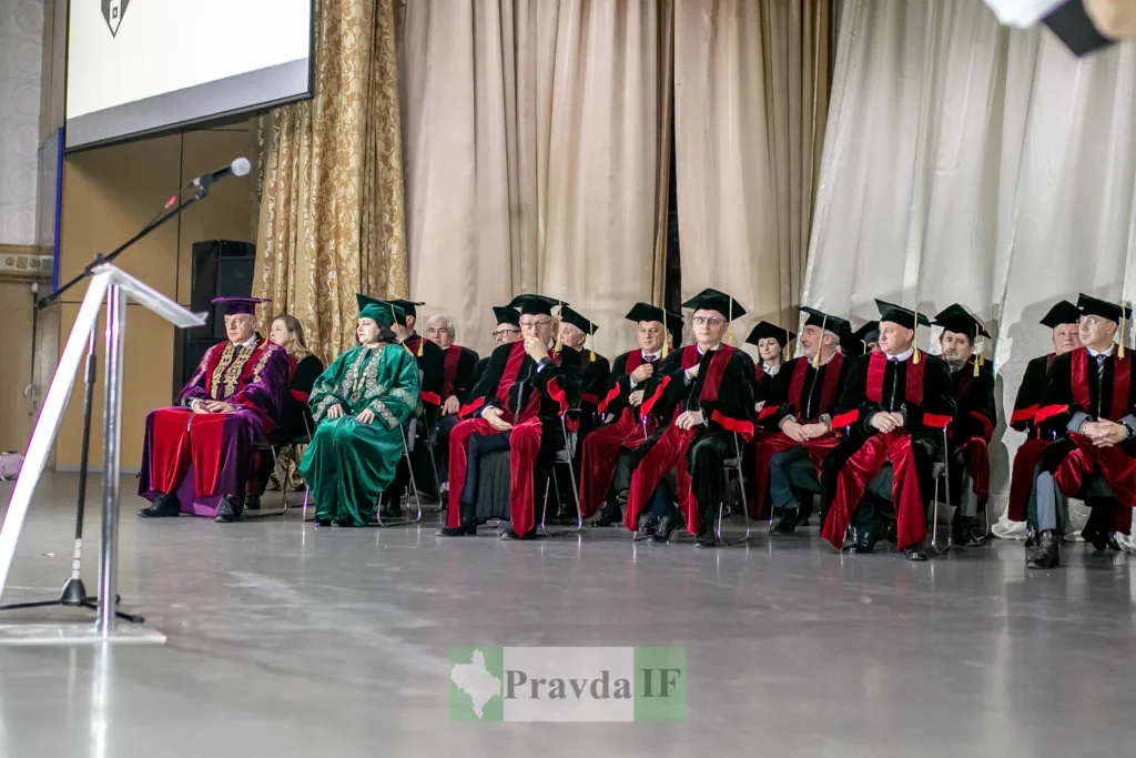 Університетська церемонія випуску професорів у мантіях