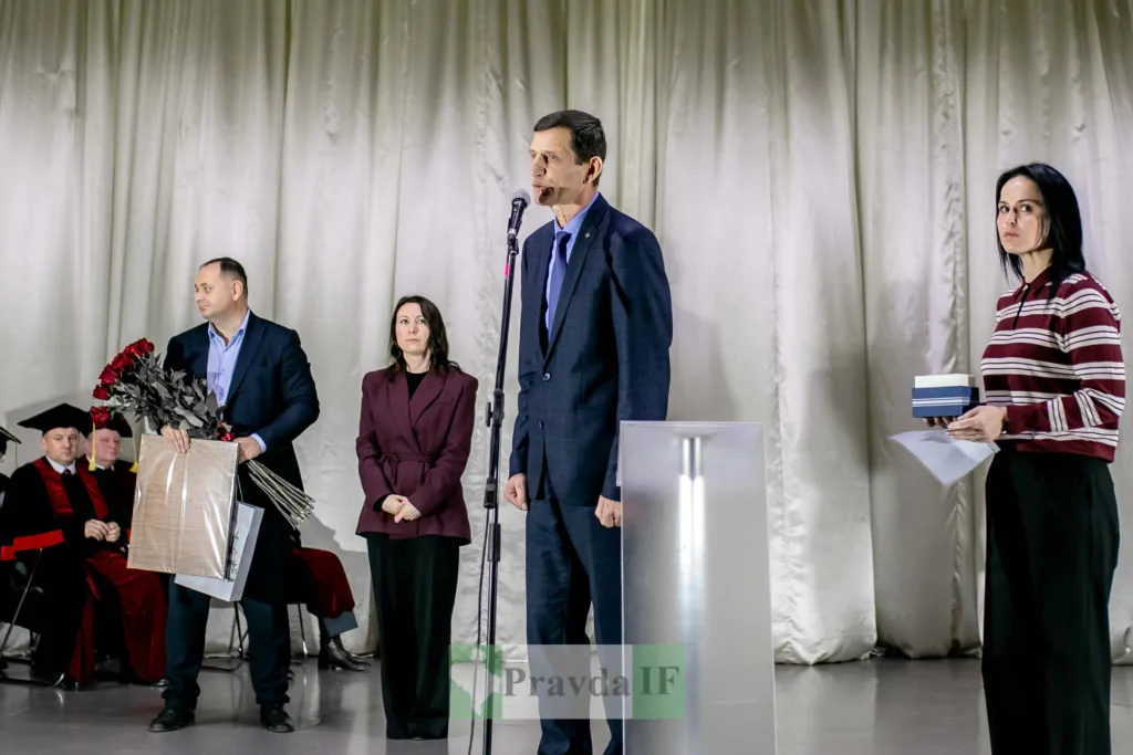 Урочиста церемонія вручення нагород у залі