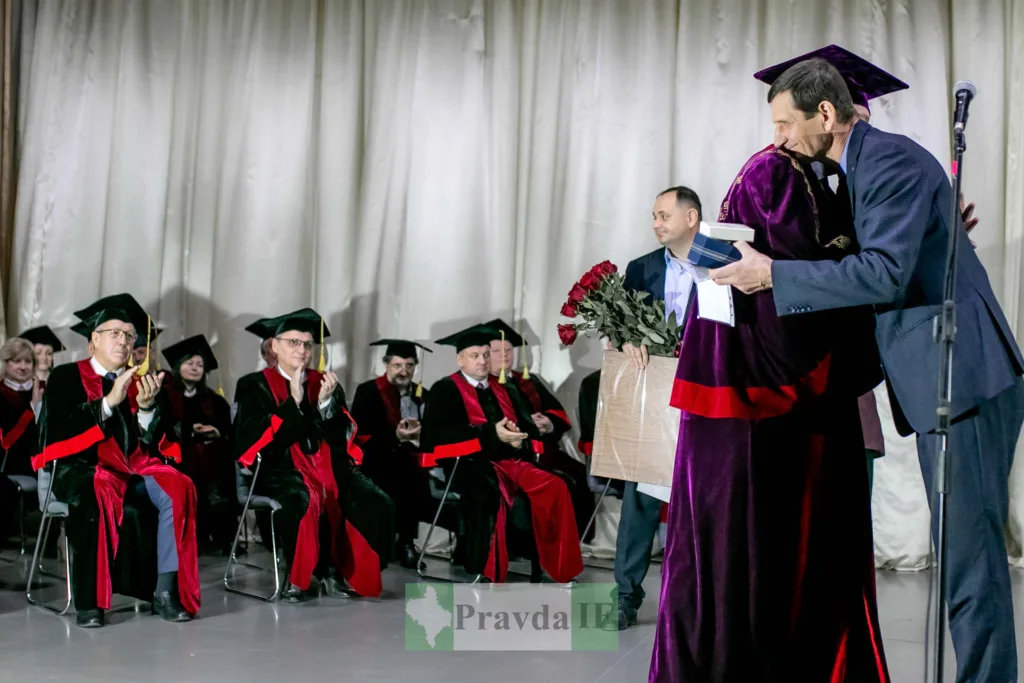 Церемонія вручення дипломів в університеті