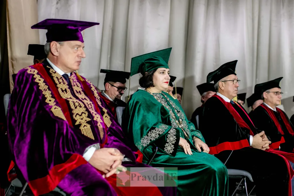 Університетська церемонія з професорами у мантіях