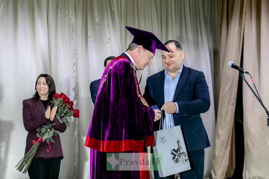 Вручення подарунка на урочистій церемонії