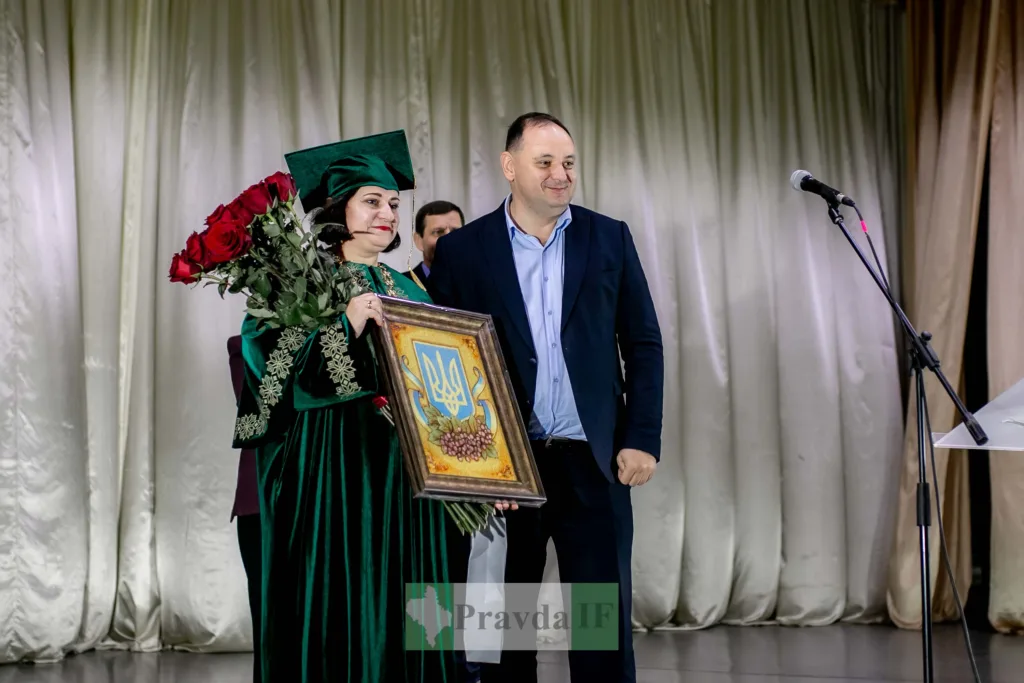 Вручення картини з тризубом на урочистості