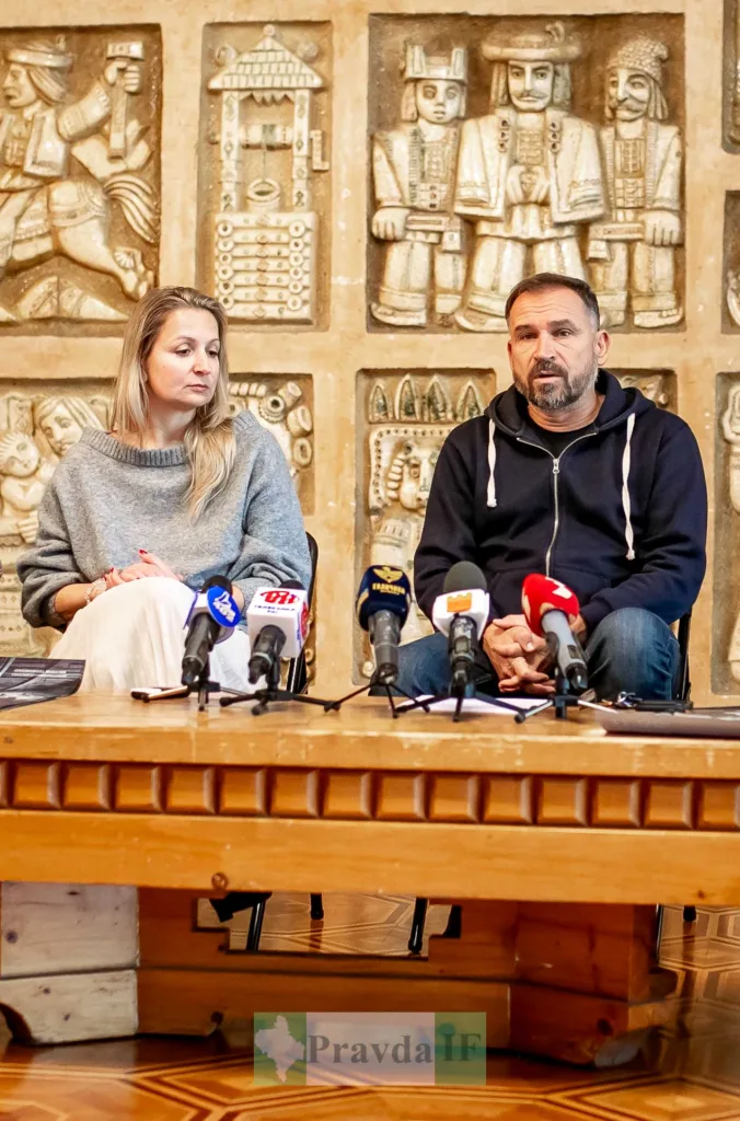 Пресконференція двох людей перед мікрофонами