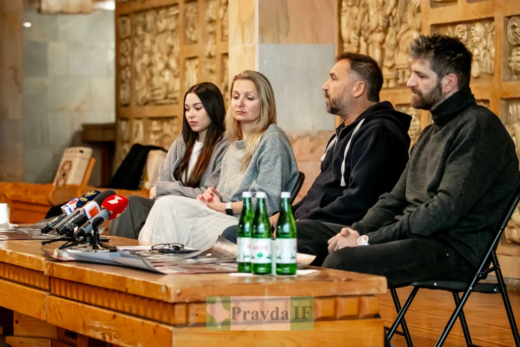 Пресконференція з чотирма людьми за столом