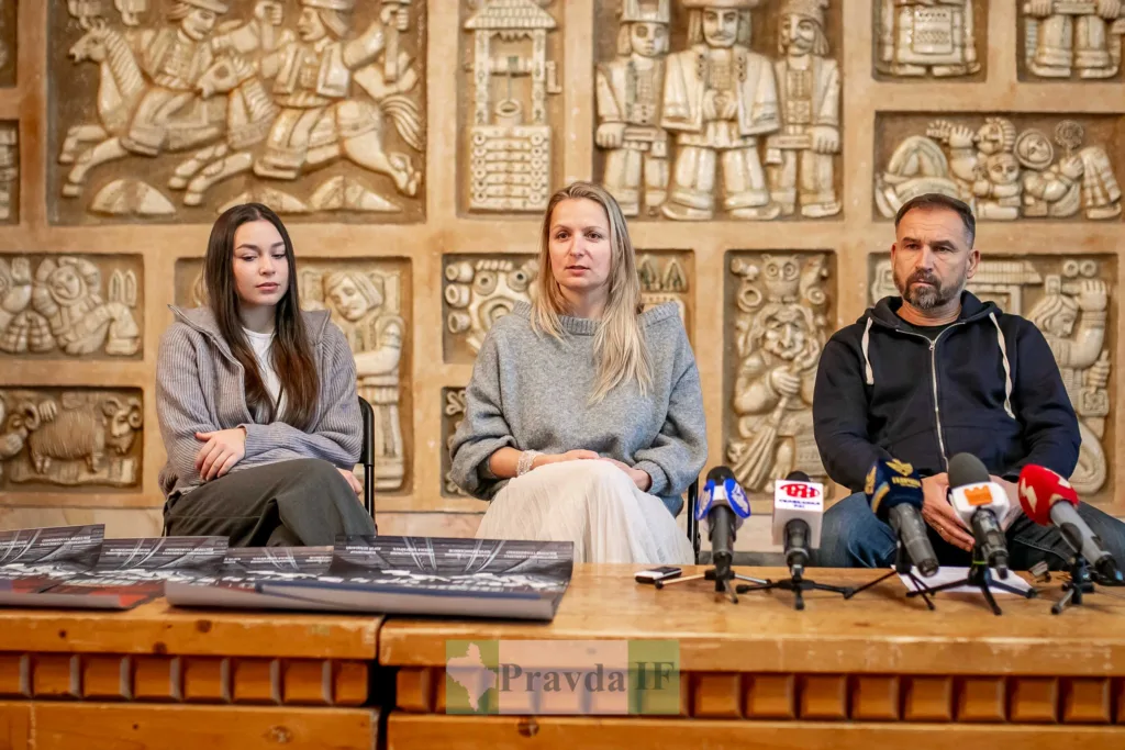 Пресконференція трьох людей перед мікрофонами