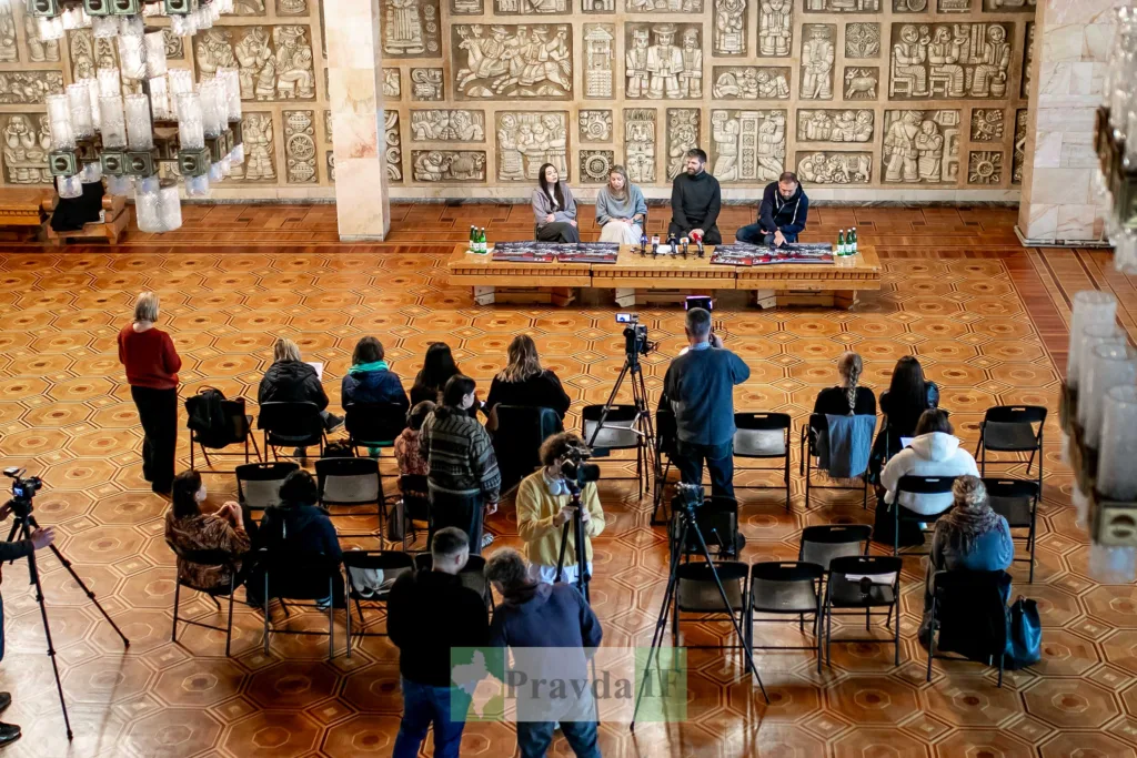 Пресконференція у великій залі з журналістами