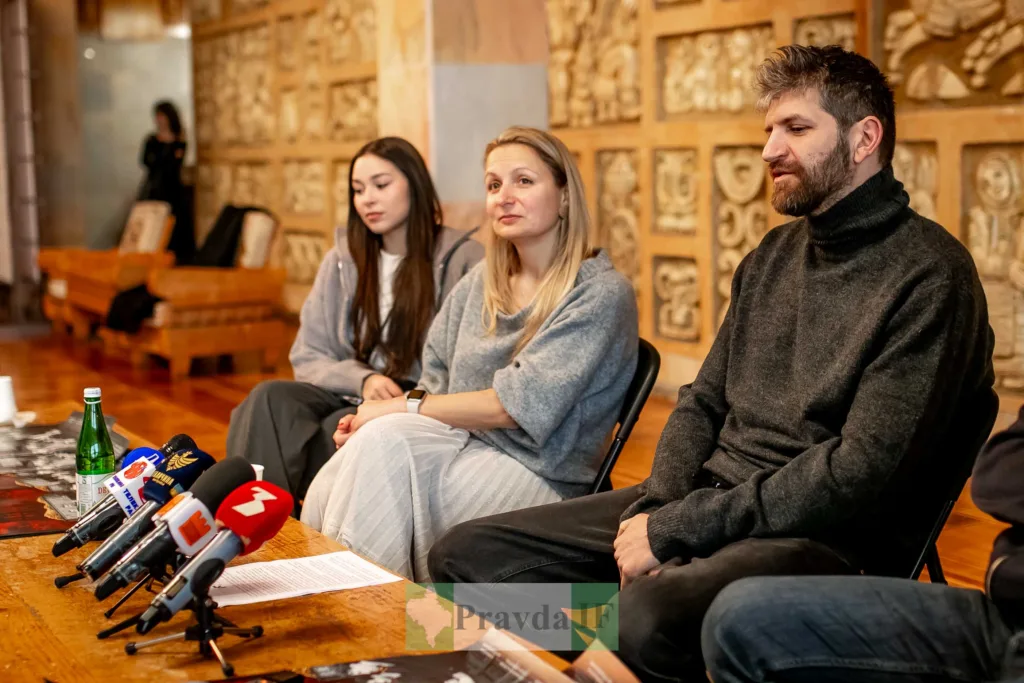 Пресконференція з трьома учасниками в культурному центрі