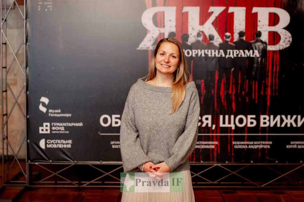 Жінка на премʼєрі історичної драми Яків