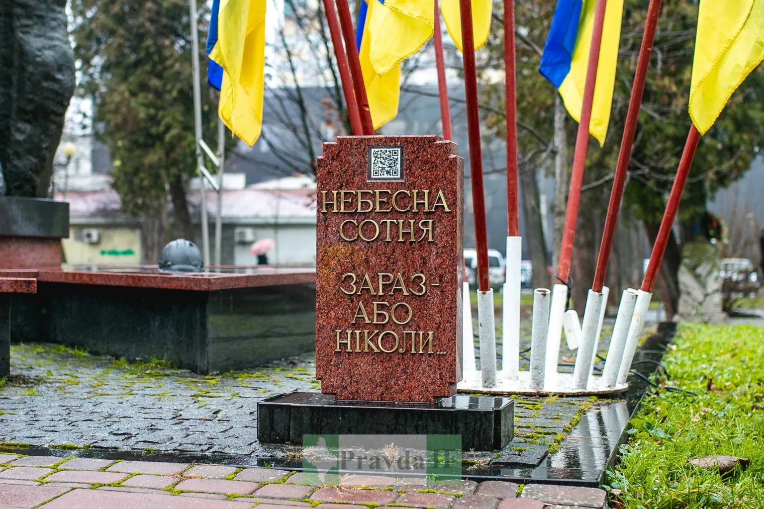 Пам’ятний монумент Небесній Сотні з прапорами України