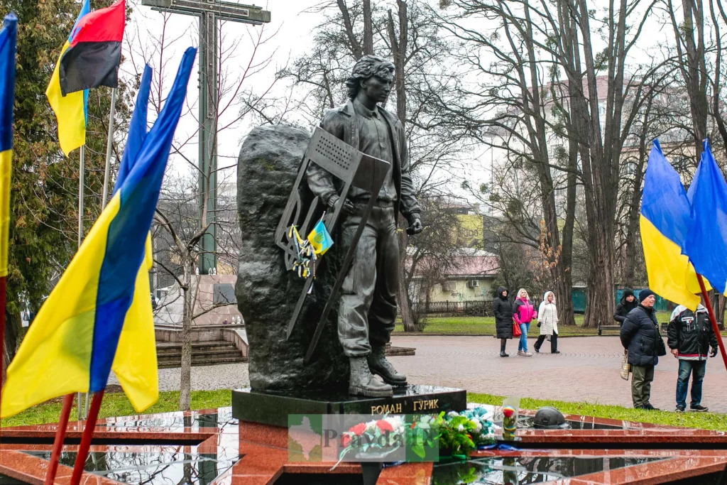 Пам’ятник Роману Гурику з українськими прапорами