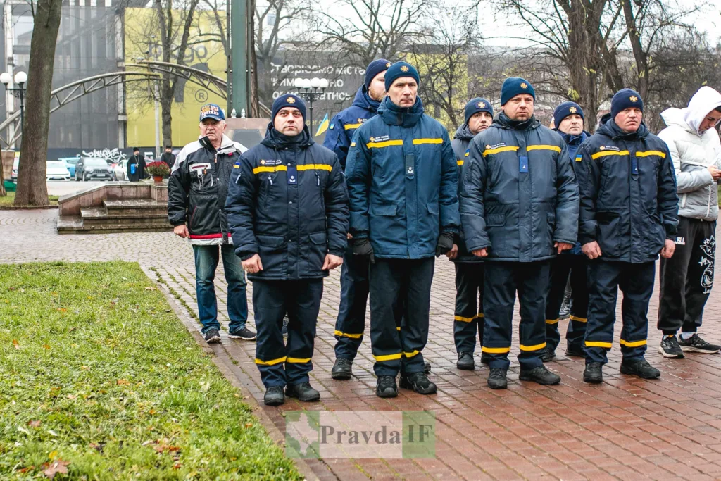 Рятувальники стоять на площі під час церемонії