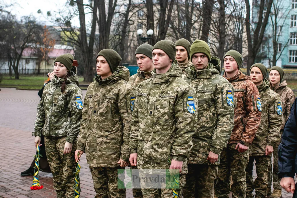 Українські військові стоять у строю на подвір’ї