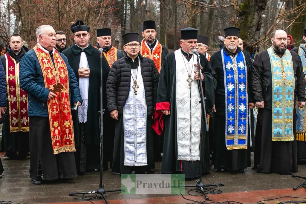 Священики під час спільної молитви на вулиці