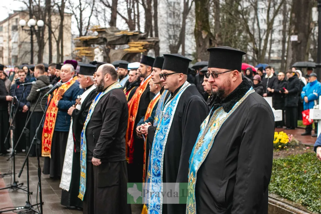 Священники на вуличній церемонії в Івано-Франківську