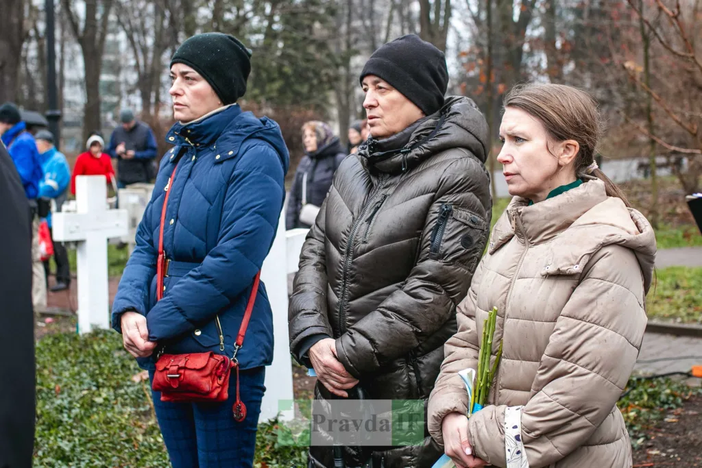 Люди вшанували пам'ять на цвинтарі восени