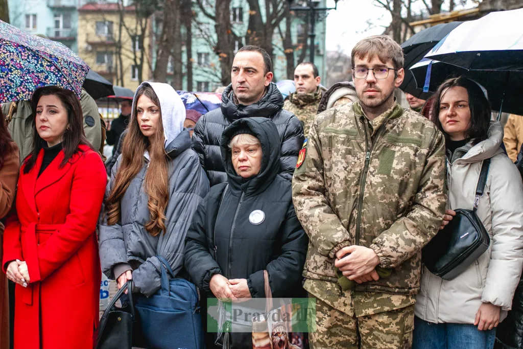 Люди під дощем на вуличному зібранні
