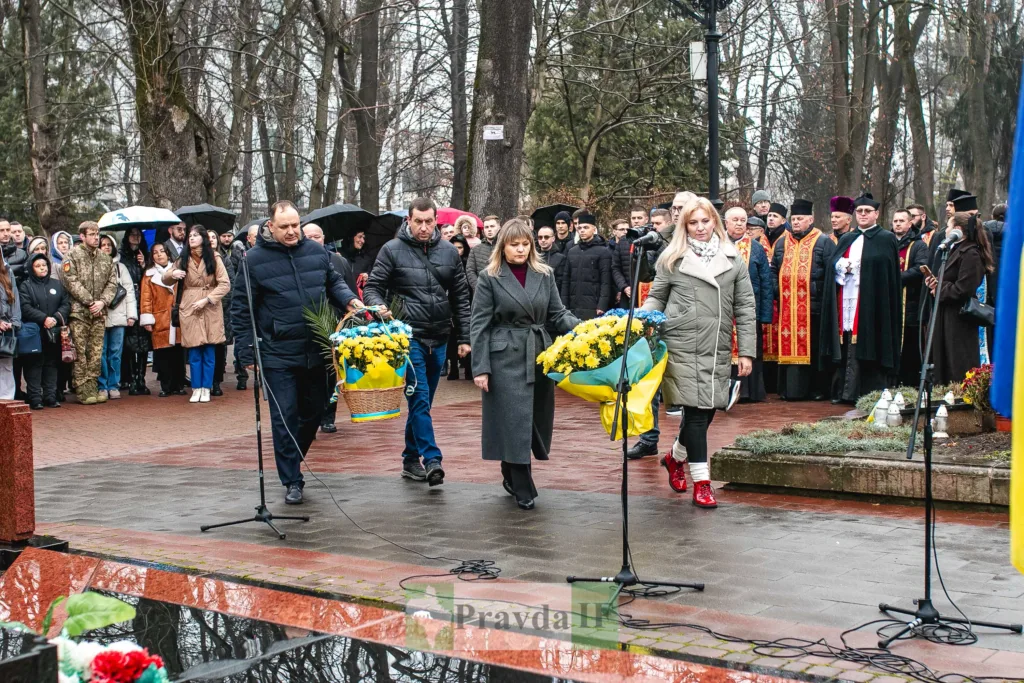 Покладання квітів до меморіалу вшанування героїв