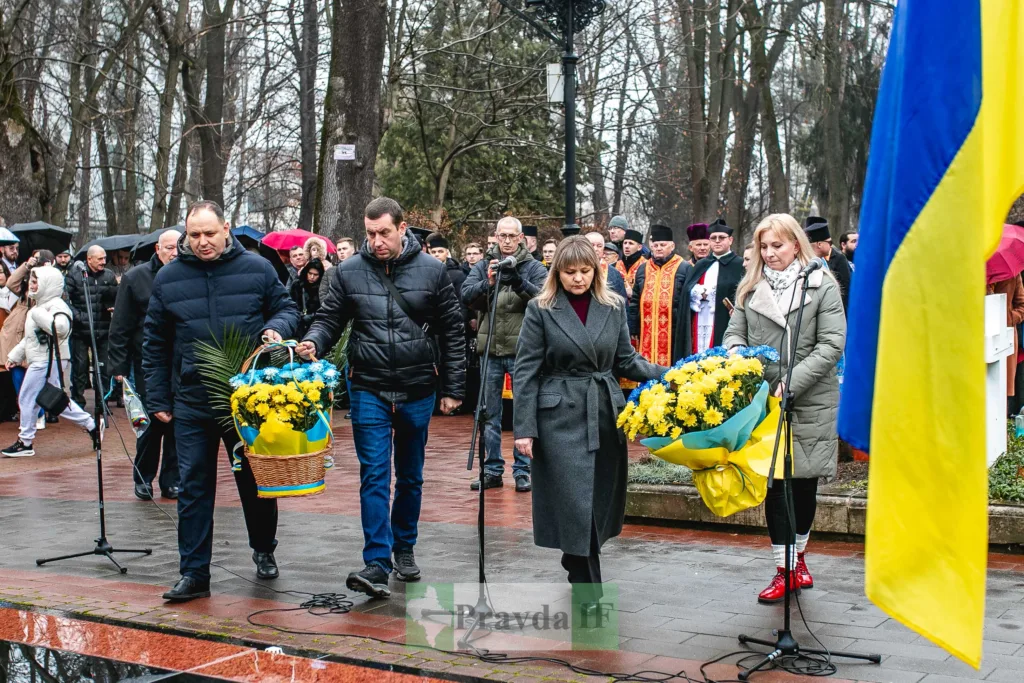 Урочисте покладання квітів до пам'ятника в Україні