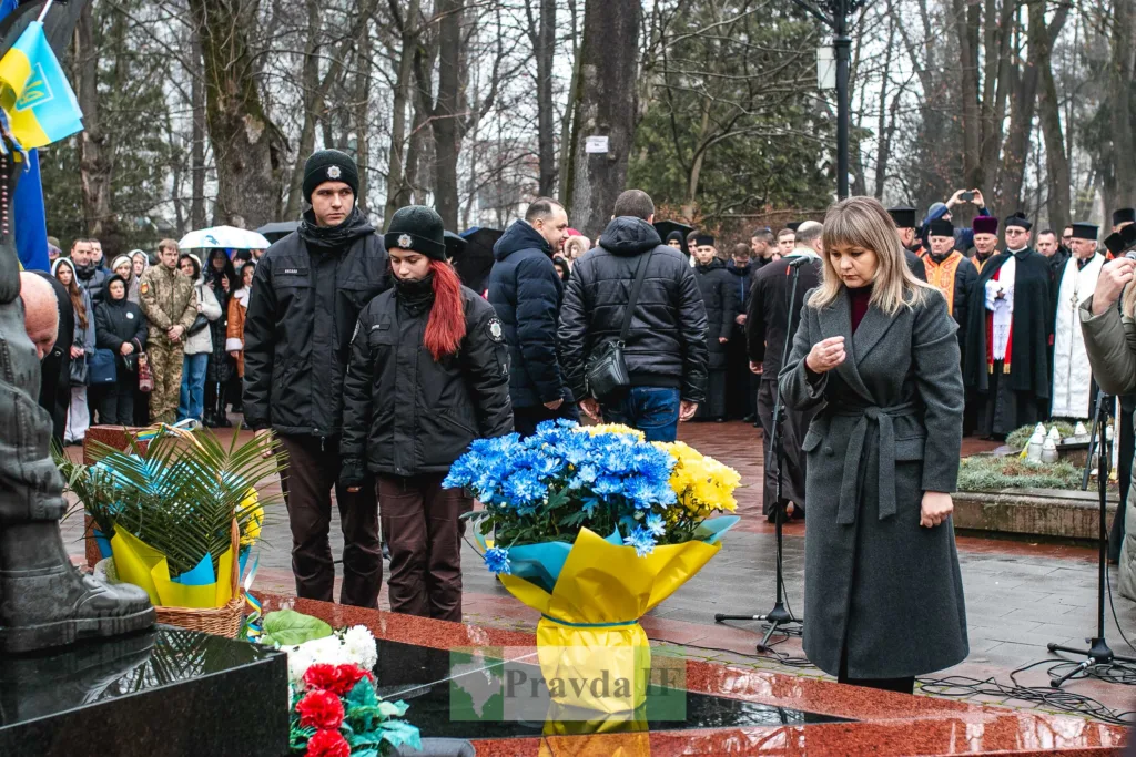 Люди вшановують пам'ять героїв біля меморіалу