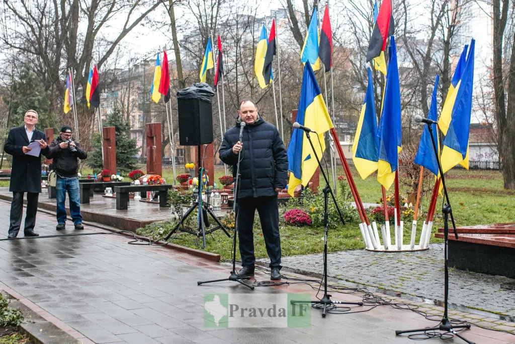 Мітинг із українськими прапорами на меморіалі