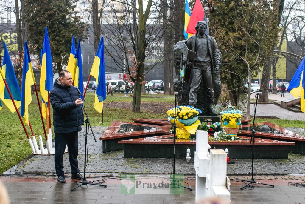 Виступ біля пам’ятника з українськими прапорами